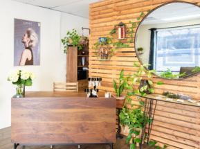 Ivy + Oak Salon welcoming reception desk to book salon appointments